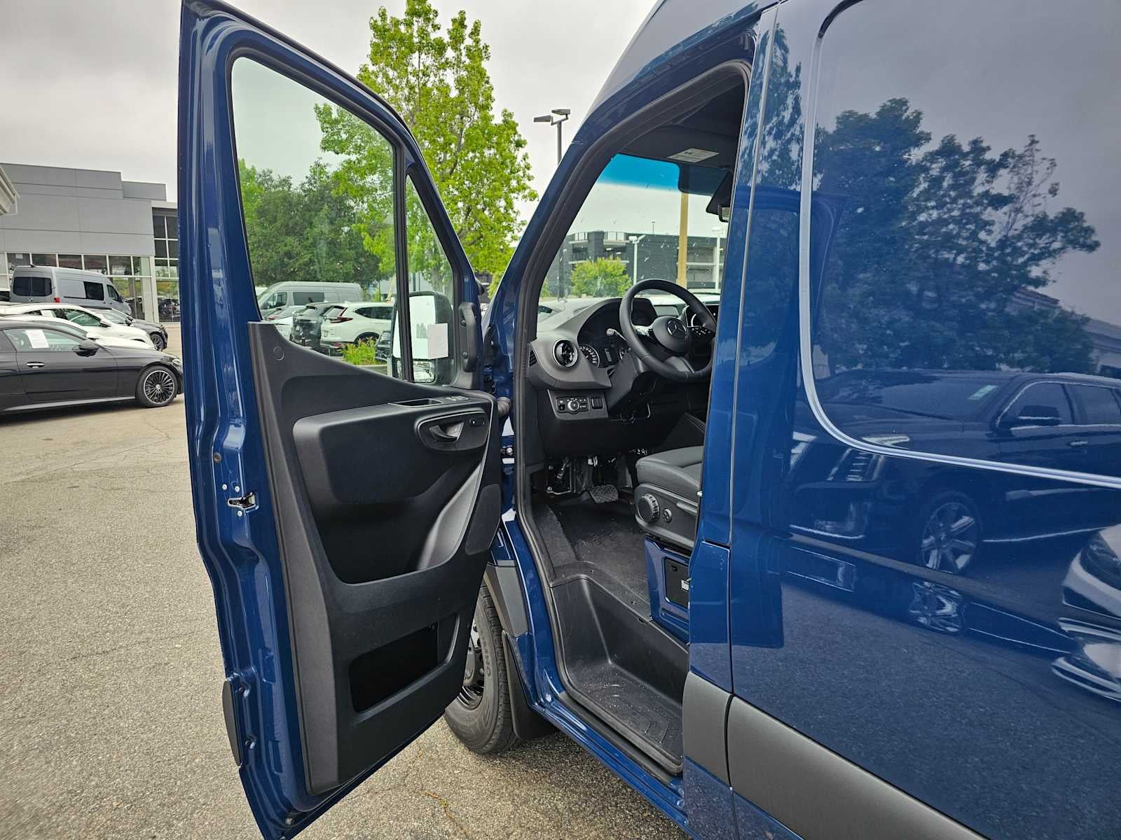 2025 Mercedes-Benz Sprinter Cargo Van 2500 Standard Roof I4 Diesel 144" RWD