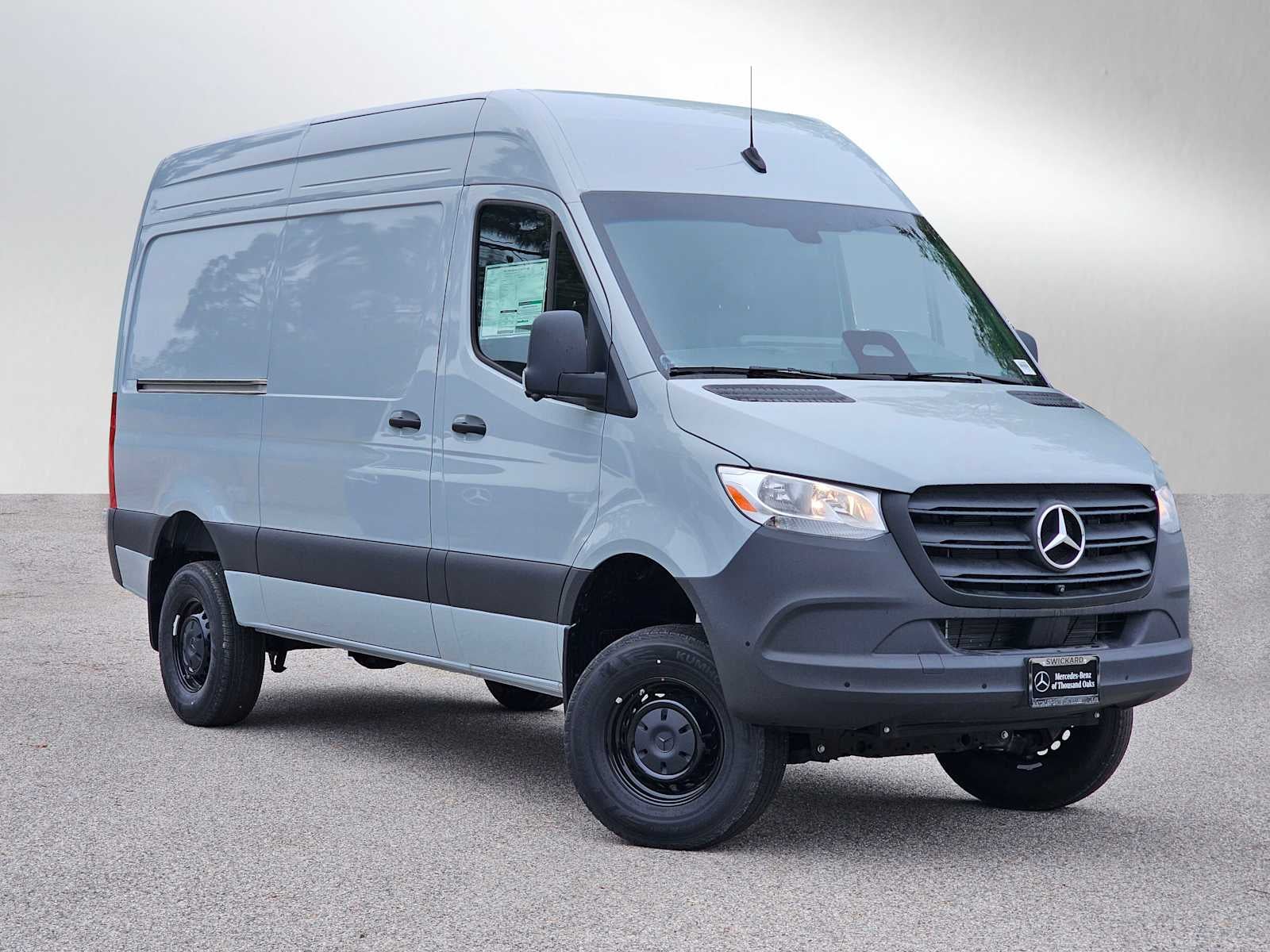 2025 Mercedes-Benz Sprinter 2500 144 WB HO Standard Roof 4x4's photo
