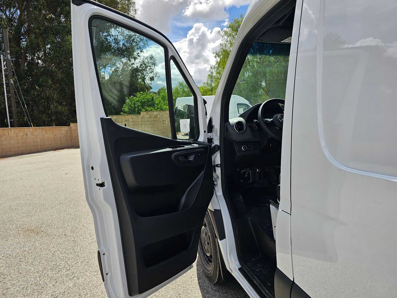 2026 Mercedes-Benz Sprinter 2500 High Roof I4 Diesel HO 170 RWD