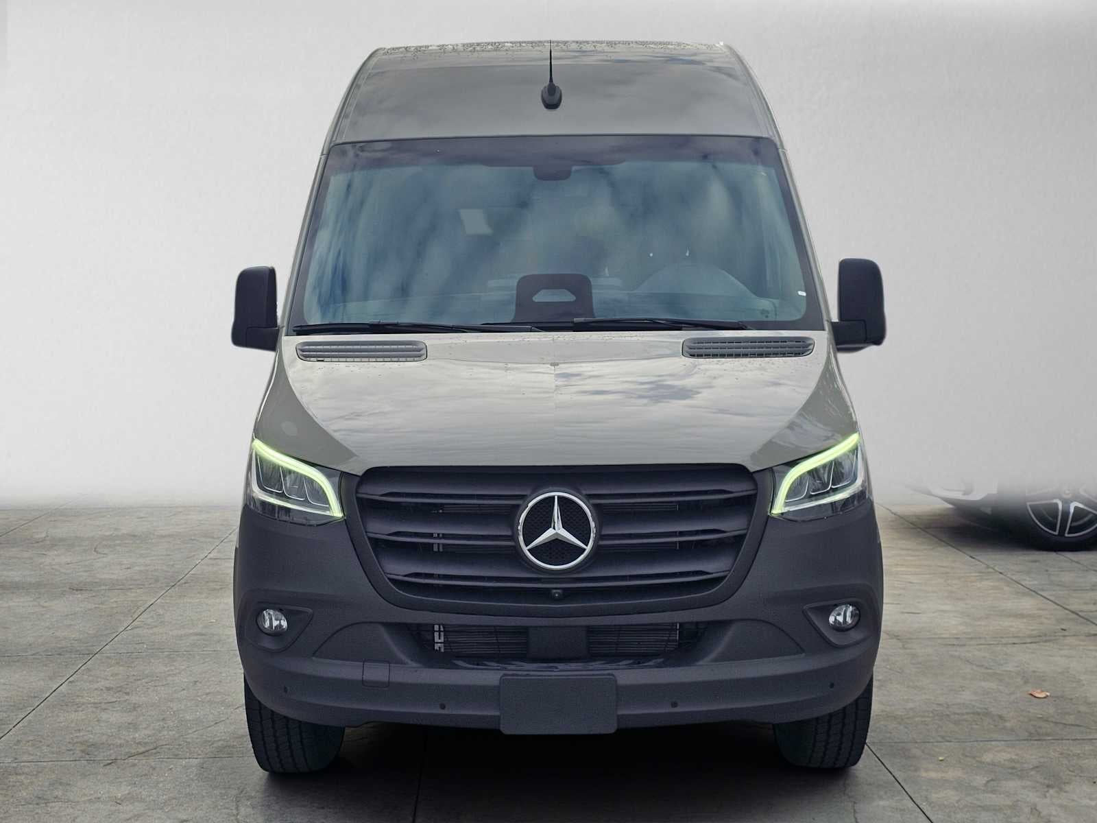 2026 Mercedes-Benz Sprinter Passenger 2500 Standard Roof I4 Diesel HO 144 RWD